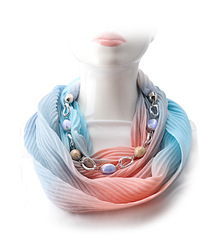 Розово-голубой шарф с бусинам 