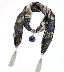 Шарф с подвеской и цепочками